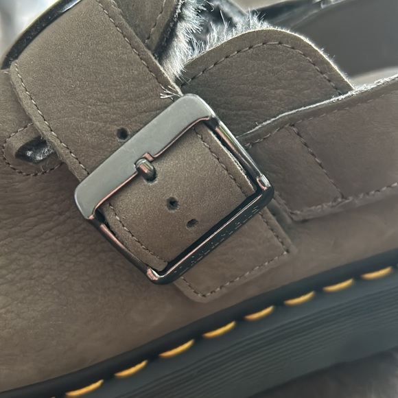 ✨Sold✨Dr. Martens Jorge ll Fur Line Khaki Mule Clog Tumbled Leather Mens Size 10 - Picture 9 of 11